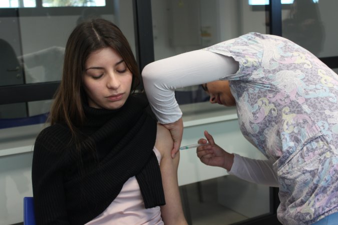 Estudiantes del área de la salud se vacunan contra la Hepatitis B