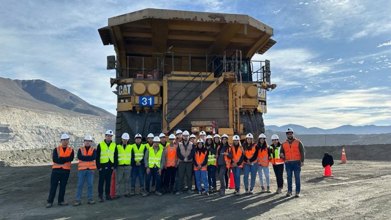 Estudiantes de 1er año de Ing. Civil en Minas conocen los procesos de producción de mina El Romeral